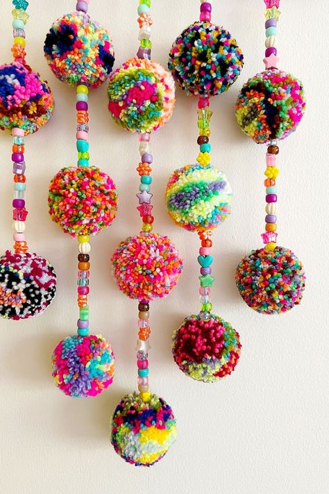 Pompom Garland Bedroom, Pom Pom Gift Ideas, Pompom Art Wall Hangings, Craft Hanging Decorations For School, Pom Pom Christmas Craft, Pom Pom Ghost Craft, Pom Pom Making Tutorials, Jumbo Pom Pom Diy, Animal Pom Poms Diy