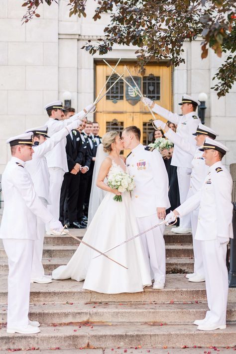 Us Navy Groom, Navy Uniform Wedding, Us Navy Wedding Ideas, Navy Seal Wedding, Naval Officer Wedding, Military Wedding Navy, Military Wedding Photos, Navy Couple Pictures, Navy Sailor Wedding