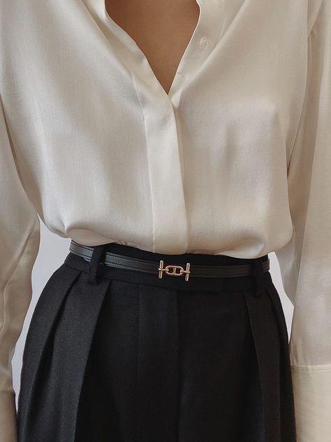 Hermes Gamma Belt Outfit, Elegant Belts For Women, Classy Belts For Women, Hermes Outfits Women, Silk Shirts For Women Classy, Hermes Belt Women Outfits, Casual Classic Outfits, Hermes Belt Outfit, Hermes Belt Women