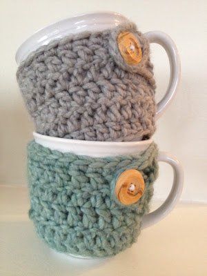 13 DIY Mugs to Keep that Cocoa Hot | How Does She Mug Cozies, Diy Hostess Gifts, Crochet Cozies, Crochet Mug Cozy, Crochet Mug, Diy Tricot, Crochet Cup Cozy, Crochet Cozy, Crochet Cover