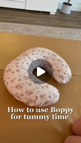 Mariah Schultz on Instagram: "The boppy is a great tool to use for tummy time-but can be awkward sometimes positioning baby. Remember to always have arms forward and legs extended back when the focus is on tummy time to stretch out those hips and strengthen those shoulders and neck muscles 💪🏼 #tummytime #tummytimeactivities #tummytimetips #pediatricot #momtips #baby #developmentalmilestones" Tummy Time 2 Weeks Old, Tummy Time Pillow Pattern, Diy Tummy Time Pillow, Boppy Pillow Uses, Newborn Tummy Time Positions, Tummy Time Chart, Tummy Time Schedule, Tummy Time Newborn, Tummy Time Pillow