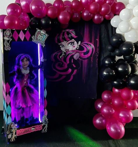 Photobooth and backdrop Monster High Trunk Or Treat, Monster High Birthday Party, 7th Birthday Party Ideas, Monster High Party, Trunk Or Treat, 7th Birthday, Pretty Cakes, 5th Birthday, 4th Birthday