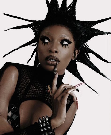 Emo Drag Makeup, Editorial Short Hair, Alternative Black Hairstyles, Black Punk Hairstyles, Afropunk Hairstyles, Punk Black Women, Punk Rock Hairstyles, Spiky Black Hair, Punk Hair Color