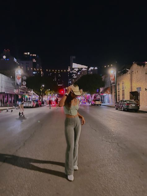 Texas Aesthetic Outfit, Texas Girl Outfits, Sophia Vibes, Austin Texas Aesthetic, Austin Texas Outfits, Texas Fits, Austin Aesthetic, Texas Outfits, Texas Girls