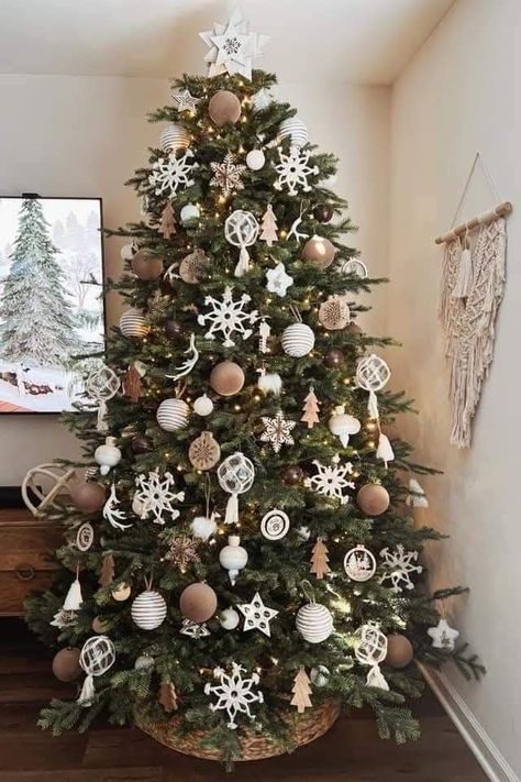 Christmas Tree Ideas 6ft, Pretty Christmas Trees Ideas, Boho Christmas Tree Skirt, Christmas Nordic Style, White And Brown Christmas Decor, Christmas Tree Ideas Neutral Colors, Neutral Color Christmas Trees, Boho Tree Christmas, Boho Xmas Tree