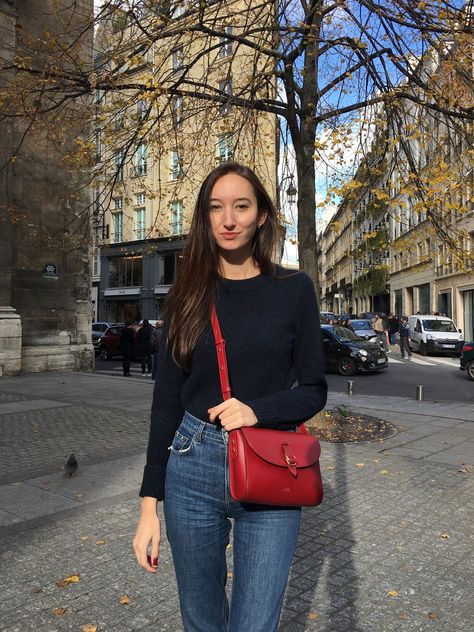 A red leather bag (APC) and gold jewelry are just a few of the must-have french accessories you should own! Red Crossbody Bag Outfit, Red Purse Outfit, Parisian Style Winter, Red Bag Outfit, French Accessories, Crossbody Bag Outfit, French Wardrobe, Purse Outfit, Red Crossbody Bag