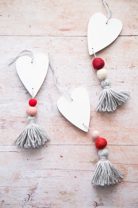 See how to make this DIY Hanging Heart and Tassel using a wood heart from craft store and a handmade yarn tassel. Perfect Valentine DIY decor! Valentines Accessories, Boho Valentine, Yarn Tassel, Valentine Diy, Valentine Embroidery, Diy Valentines Decorations, Handmade Yarn, Diy Decorations, Wood Hearts