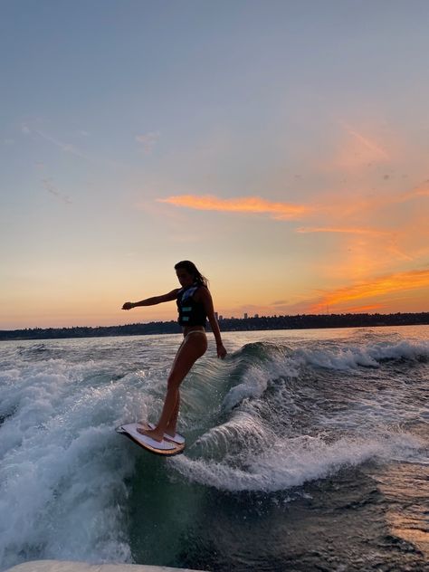 Lake Surfing, Boat Surfing, Beach Lifestyle Aesthetic, Surf Training, Sunset Surfing, Surf Aesthetic, Sunset Surf, Surfing Pictures, Surf Camp