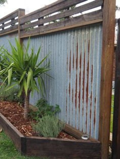 Pagar Modern, Corrugated Metal Fence, Diy Privacy Fence, Pergola Diy, Privacy Fence Designs, Backyard Fence, Timber Fencing, Backyard Privacy, Diy Fence