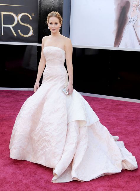 The Forgotten Oscars' Style Moments: Jennifer Lawrence wears an Ivory Dress with a Dramatic Train. Jennifer Lawrence Red Carpet, Jennifer Lawrence Dress, Jennifer Lawrence Oscar, Best Oscar Dresses, Academy Awards Red Carpet, Stile Blair Waldorf, Oscar Gowns, Oscars Red Carpet, Best Red Carpet Looks