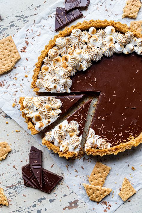 Ultra decadent and surprisingly easy Chocolate S'mores Tart uses all easy to find ingredients and uses surprisingly simple techniques to elevate the simple S'more into some SUBLIME!! S’more Tart, S’mores Tart, S’mores Pie, Pie Competition, Smores Tart, Graham Cracker Butter, Mouthwatering Desserts, Chocolate Ganache Tart, Homemade Home