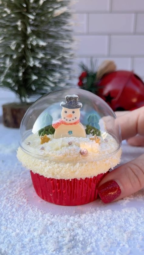 It’s……..GRINCHMAS 💚💚❤️💚💚 #cupcake #cupcakeart #grinch #grinchmas #grinchchristmas #christmasbaking #pipingskills #cakedbyrach… | Instagram Globe Cupcakes, Snow Globe Cupcakes, Winter Cupcakes, Mini Christmas Cakes, Cupcake Christmas, Christmas Cupcakes Recipes, Christmas Cupcakes Decoration, Christmas Themed Cake, Rachel Lindsay