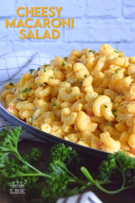 Macaroni Salad Recipe With Cheese, Macaroni And Cheese Salad, Macaroni Salads, Mac And Cheese Pasta, Cheese Salad Recipes, Salads For Kids, Kraft Dinner, Cheesy Macaroni, Cheese Macaroni