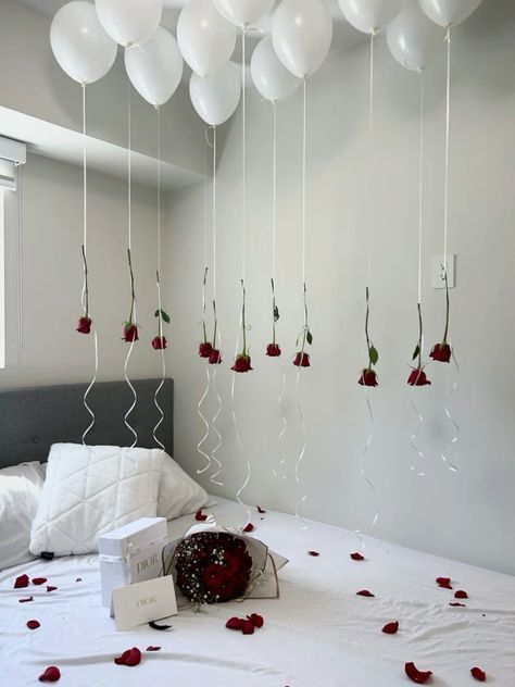 Room Decor Ideas Anniversary, Small Bday Decoration Ideas, Romantic Party Decorations, Gift Ideas For Anniversary Couple, Birthday Decor Hotel Room, 24th Birthday Ideas For Him Boyfriends, Birthday Decoration Ideas At Home For Bf, Indoor Tent Romantic, Bride Room Decoration Ideas Diy Wedding