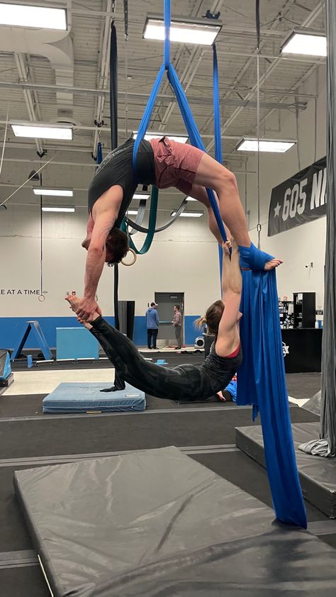 Aerial fabrics back arch doubles pose from belay. Featuring professional aerialist @katie.inthesky . Aerialist Outfit, Aerial Silks Duo Poses, Aerial Silks Doubles, Aerial Silks Duo, Air Acrobatics, Arial Silks, Aerial Skills, Partner Poses, Aerialist Workout