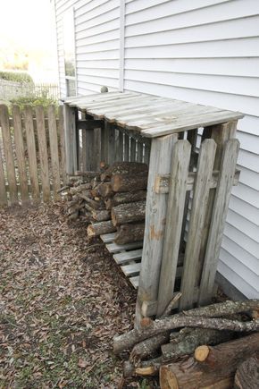 Such a simple DIY wood shed build from old fence posts (or could use pallet wood) to keep firewood off the ground and dry! Firewood Rack Plans, Building A Wood Shed, Reclaimed Wood Diy, Firewood Shed, Rustic Fence, Wood Storage Sheds, Storage Shed Plans, Old Fences, Diy Fence