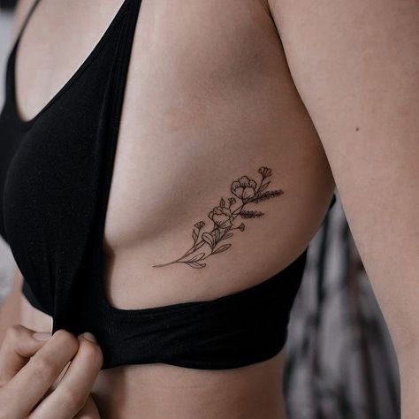 Poppy Rib Tattoo, Rib Flower Tattoo, Flower Underboob Tattoo, Fine Line Rib Tattoo, Floral Rib Tattoo, Flower Rib Tattoo, Zwilling Tattoo, Flower Tattoo On Ribs, Tato Minimal