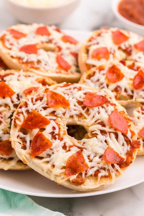 These Pizza Bagels are great for a quick lunch or easy dinner. Make these pizza bagels in the oven with just a few simple ingredients. Savory Bagel Ideas, Bagel Ideas, Pizza Bagels, Quick Lunch, Quick Lunches, Bagels, The Oven, Simple Ingredient, Easy Dinner