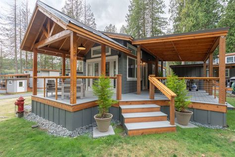 Modern Double Wide Mobile Homes, Manufactured Home Exterior Makeover, Single Wide Exterior Makeover, Modular Home Ideas, Trailer Remodel Single Wide Exterior, Modular Home Porch Ideas, Mobile Home Exterior Ideas, Black Mobile Home Exterior, Mobile Home Exterior Remodel