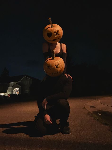 Spooky Season Couples, Pumkin Carving Couple Pics, Halloween Pics With Boyfriend, Cute Couple Halloween Pictures, Couple Horror Photoshoot Ideas, Creative Halloween Photoshoot, Poses For Halloween Pictures, Cute Couple Pumpkin Carving, Pumpkin On Head Photoshoot