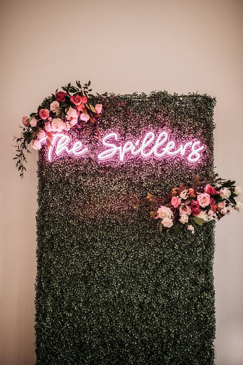 Pink And White Color Palette, Boxwood Backdrop, Backdrop Bedroom, White Color Palette, Grass Wall Backdrop, Jasmine Wedding, Greenery Wall, Grass Wall, Light Backdrop