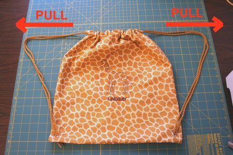 Drawstring Backpack Tutorial, Drawstring Backpack Pattern, Drawstring Bag Tutorials, Backpack Sewing, Backpack Tutorial, Cinch Bag, Diy Backpack, Backpack Pattern, Sewing Purses