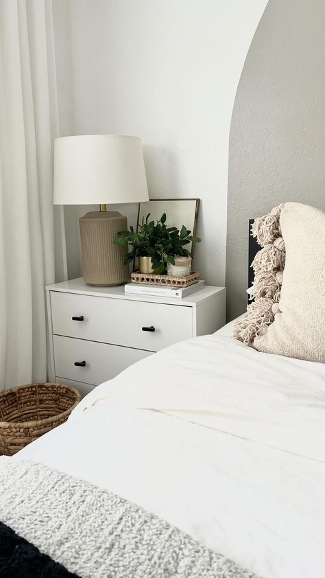 Styling White Nightstand, Plants On Nightstand, White Bedside Table Styling, White Nightstand Decor, White Nightstand Bedroom, Night Stand Styling, Bedside Table Styling, White Bedrooms, Nightstand Decor