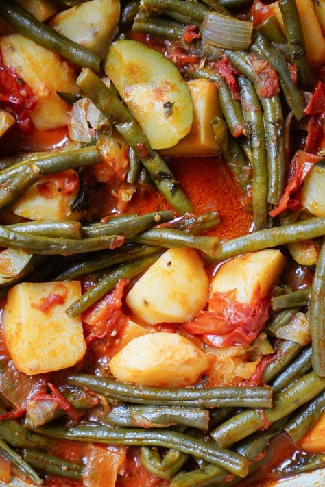 Fasolakia (Greek Green Bean Stew) Fasolakia Recipe Crockpot, Stewed Green Beans And Tomatoes, Green Bean Stew Recipes, Greek Gigantes Beans, Greek Green Beans With Tomatoes, Fava Bean Recipe, Greek Stew, Greek Veggies, Green Bean Stew