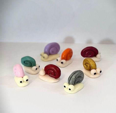 These snails are the perfect little decoration to add a buddy to your desk, or even to keep in your pocket as a sensory item to fiddle with! All snails are handmade from polymer clay and glazed with clay polish to give them a smooth touch.  Note: Each purchase is of one handmade clay figure unless another quantitiy is specified. Step By Step Clay Animals, Fast Drying Clay Projects, Tiny Clay Art Ideas, Easy Clay Date Ideas, Stuff To Make Out Of Air Dry Clay Easy, Things To Make With Playdough, Things To Make With Sculpey Clay, Mini Clay Animals Easy, Diy Clay Figures Easy