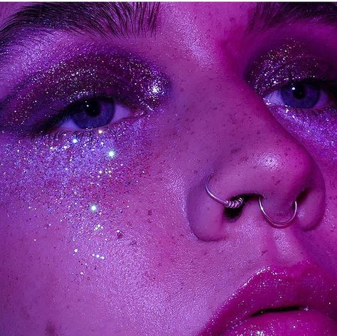 Messy Glitter Makeup, Purple Aesthetic Makeup, Euphoria Party Makeup, Maquillage Euphoria, Euphoria Aesthetic Makeup, Euphoria Vibes Aesthetic, Euphoria Party Aesthetic, Euphoria Makeup Aesthetic, Euphoria Aesthetic Party