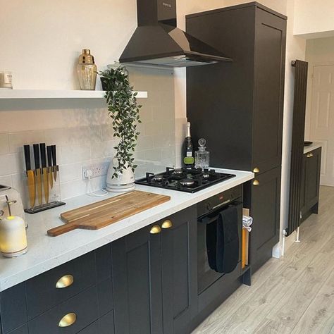 Howdens on Instagram: “Hands up if you love a dark kitchen. 🙋‍ Update your kitchen with our Fairford Charcoal cabinets. Photo credit: @_house_2home” Kitchen Ideas Charcoal Cabinets, Anthracite Grey Kitchen Cabinets, Howdens Galley Kitchen, Dark Appliances Kitchen, Black And Marble Kitchen, Anthracite Grey Kitchen, Charcoal Grey Kitchen Cabinets, Charcoal Cabinets, Light Grey Tiles