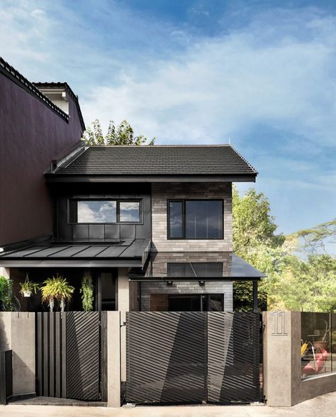 Small House Facade, Townhouse Design Philippines, Malaysian Terrace House, Terrace House Japan, Old Japanese House Exterior, Modern Terrace House, Singapore Peranakan House, Terrace House Design, Singapore House