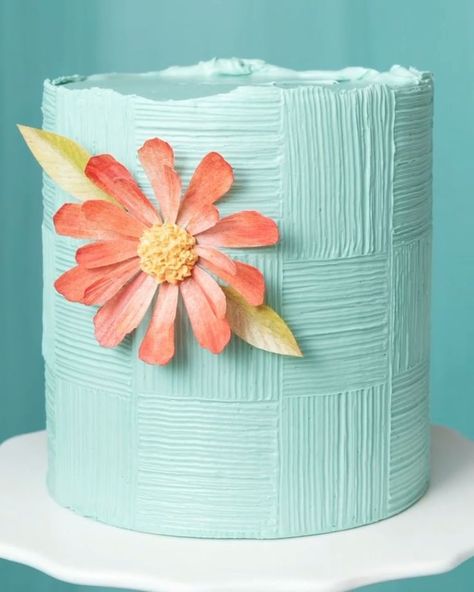 Pin en Vídeos Flori Fondant, Tårta Design, Kek Coklat, Decoration Patisserie, Buttercream Cake Decorating, Simple Cake Designs, Cake Decorating Piping, Creative Cake Decorating, Cake Decorating Frosting