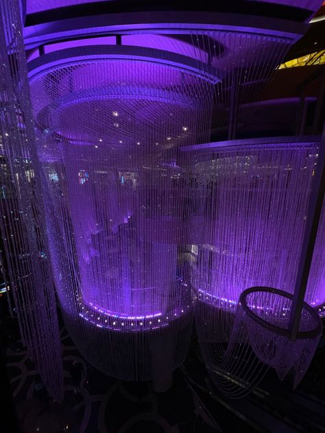 The cosmopolitan Las Vegas purple chandelier bar Purple Casino Aesthetic, Purple Club Aesthetic, Lore Aesthetic, Strip Club Aesthetic, Rainbow Rooms, Pig Sty, Purple Bar, Vegas Bars, Last Vegas