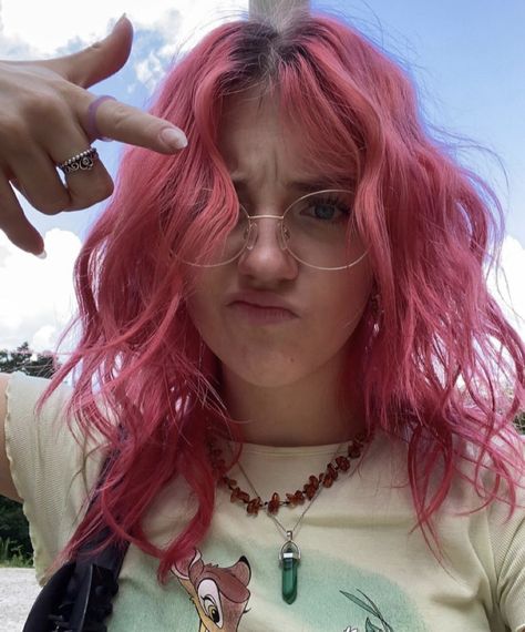 Grown Out Colored Hair, Curly Pink Hair Aesthetic, Pink Medium Length Hair, Pink Hair Dye Ideas Brunettes, Grown Out Dyed Hair, Curly Hot Pink Hair, Hair Color Ideas Summer 2024, Girl With Pink Hair Aesthetic, Grown Out Pink Hair