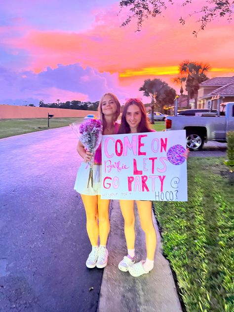 homecoming proposal inspo | hoco 2023 | barbie proposal | bsf hoco proposal | pink sunset #hoco #hocoproposal Queen Hoco Proposal, Best Friend Homecoming Proposals, Ways To Ask Ur Bsf To Hoco, Homecoming Proposal For Best Friends, Brown Eyed Girl Hoco Proposal, Funny Homecoming Proposals Friends, Best Friend Promposal Ideas, Cute Bestfriend Hoco Proposal, Cousin Hoco Proposal