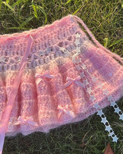 a cute pink knitted skirt with bows laying on some grass on a sunny day 2000s Crochet Fashion, Crochet Ruffles Pattern, Crochet Skirt Maxi, Crochet Net Skirt, Sewing Projects Clothes Aesthetic, Cute Crochet Clothing, Crochet Gradient, Crochet Ruffle Skirt, Crochet Crop Top Outfit