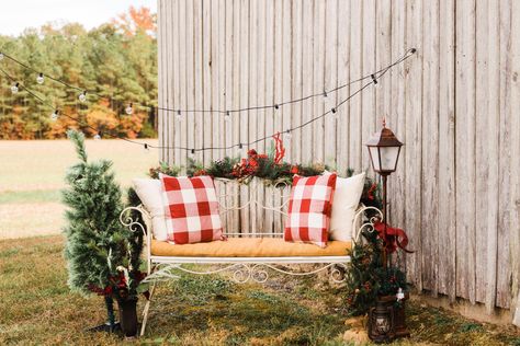 Christmas Tree Farm Ideas Mini Sessions, Christmas Pictures Family Outdoor Bench, Christmas Bench Photo Ideas, Family Christmas Pictures Backdrops, Fun Christmas Mini Session Ideas, Mini Christmas Photo Session Ideas Outdoors, Christmas Photo Setup Outdoor, Christmas Card Photo Ideas Outdoor, Barn Holiday Family Photos