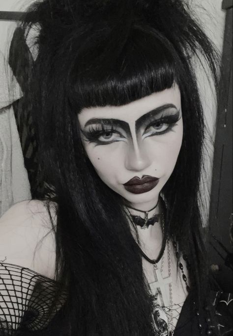 Goth Makeup Thick Eyebrows, Simple Trad Goth Makeup, Trad Goth Eye Makeup, Gothic Icon, Maquillage Goth, Goth Makeup Looks, Trad Goth Makeup, Goth Eye Makeup, Alternative Girl