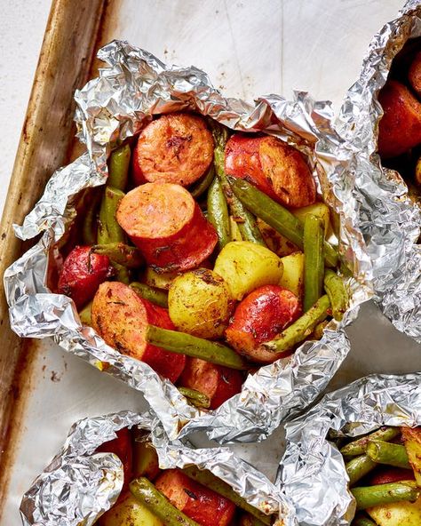 Easy Meals To Feed A Crowd, Meals To Feed A Crowd, Potato Foil Packets, Easy Vacation Meals, Summer Suppers, Tin Foil Dinners, Summer Supper, Foil Packet Potatoes, Foil Pack Dinners