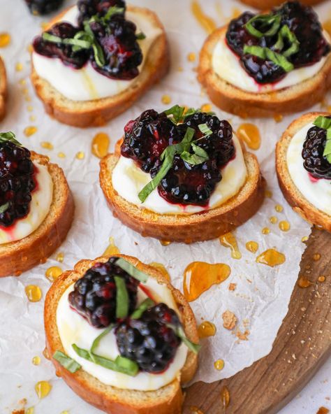 Tea Party Dinner Ideas, Blackberry Crostini, Balsamic Crostini, Hosting Snacks, Honey Whipped Ricotta, Bruchetta Appetizers, Whipped Ricotta Recipe, Good Appetizer, Fancy Looks