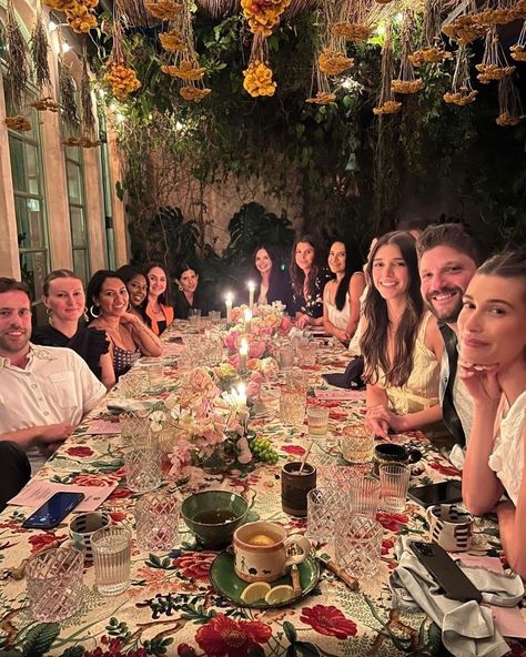 Hailey Bieber and her team at a Rhode event at Flamingo Estate, Los Angeles CA // June 17th, 2022 Los Angeles Party Aesthetic, Birthday Party Pictures With Friends, Birthday Group Pictures, Family Dinner Pictures, 2024 Friendship, Billionaire Family, Dinner Party Aesthetic, Los Angeles Party, Aunt And Niece