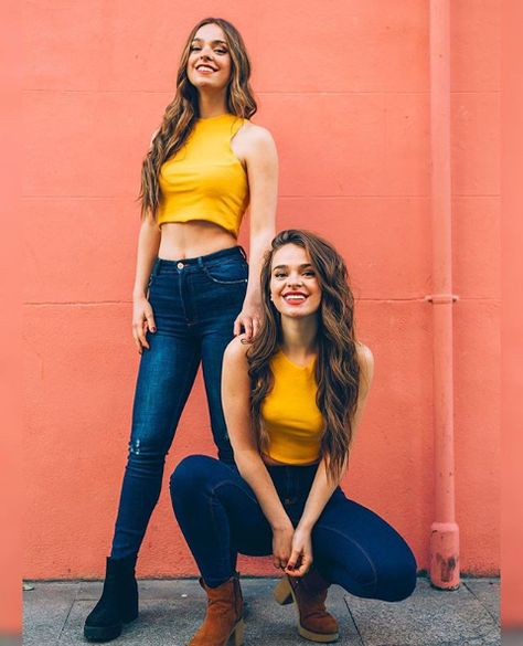 Mother Day Photo, Mothers Day Photoshoot, Mommy And Me Poses, Aesthetic Mother, Twins Posing, Gifts Aesthetic, Bff Photography, Photo Ideas Instagram, Sisters Photoshoot Poses