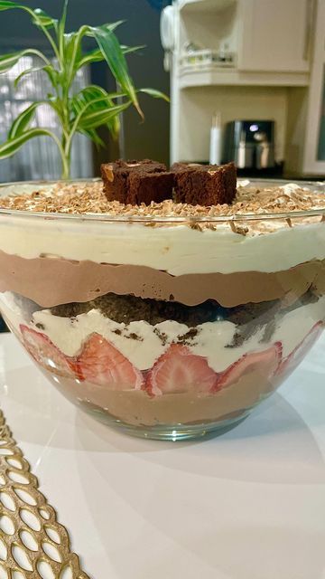 Zaynab Paruk on Instagram: "Brownie Trifle ♥️ #brownies #brownietrifle #trifle #desserts #eid #eiddesserts #tiktokbaker #instabaker #chocolate #chocolovers #chocoholic" Eid Desserts, Brownies Ideas, Brownie Trifle, Eid Food, Trifle Desserts, Desserts To Make, Chocolate Sauce, Chocolate Mousse, Chocolate Brownies