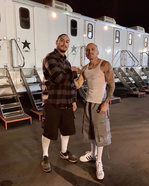 Cesar A. Garcia auf Instagram: „G'morning #Instafam 🙌🏽 I just want to wish you all a firme Friday!💪🏽 Here's a #OnSet #BehindTheScenes #Flashback of me & the homie #BigSpooky…“ Chicano Clothing, Estilo Gangster, Gangster Style, Estilo Cholo, Cholo Style, Arte Cholo, Chicana Style, Latino Men, Guys Clothing Styles