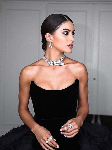 Take Note: Wear This Jewelry With Your Evening Gown Black Dress Red Carpet, Neon Prom Dresses, Black Evening Gown, Black Tie Dress, Black Prom Dress, Black Strapless Dress, Evening Gowns Elegant, Black Prom, Red Jewelry