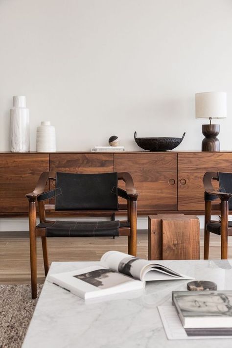 Klassiskt snyggt med mörka träslag! //Skanska Nya Hem Interior Dapur, Interior Design Per La Casa, Avenue Design, Mid Century Living, Mid Century Dining Chairs, Design Apartment, Hus Inspiration, Interior Design Magazine, Interior Modern