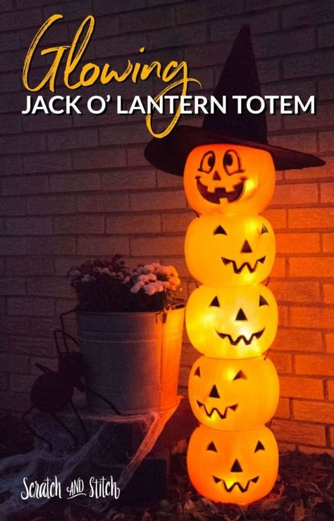 Halloween Plastic Pumpkins Light Up Totem Pole Yard Decoration Craft Project | The Homestead Survival Halloween Decorations Party Diy, Halloween Plastic Pumpkins, Halloween Decorations Party, Diy Halloween Dekoration, Halloween School Treats, Halloween Party Decor Diy, Halloween Infantil, Halloween Decor Diy, Easy Diy Halloween Decorations