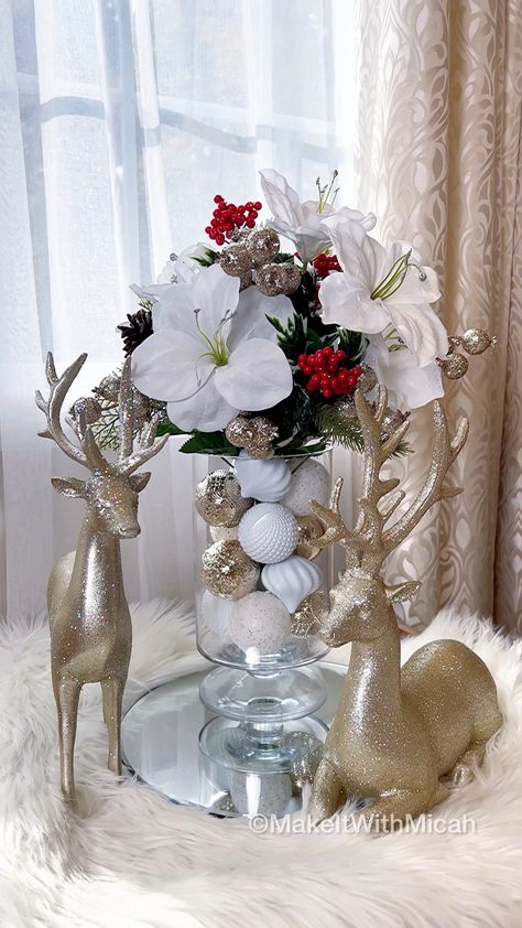 Christmas Centrepiece Ideas, Xmas House, Table Centerpiece Flower, Diy Christmas Table, Centerpieces Diy, Glam Christmas, Window Decorations, Christmas Table Centerpieces, Christmas Window Decorations