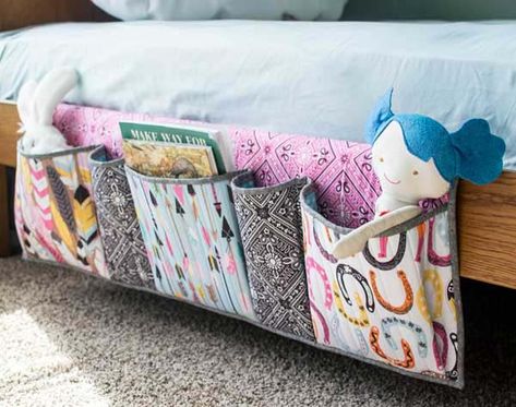 Bedside Pockets Organizer #diy #fabric #organizers #storage #decorhomeideas End Of Bed Toy Storage, Bunk Bed Pocket Organizer Diy, Bed Pocket Organizer Diy, Bedside Pocket Organizer Diy, Bedside Organizer Diy Bed Caddy, Bedside Caddy Sewing Pattern, Diy Bed Caddy, Bedside Pocket Organizer, Diy Fabric Storage